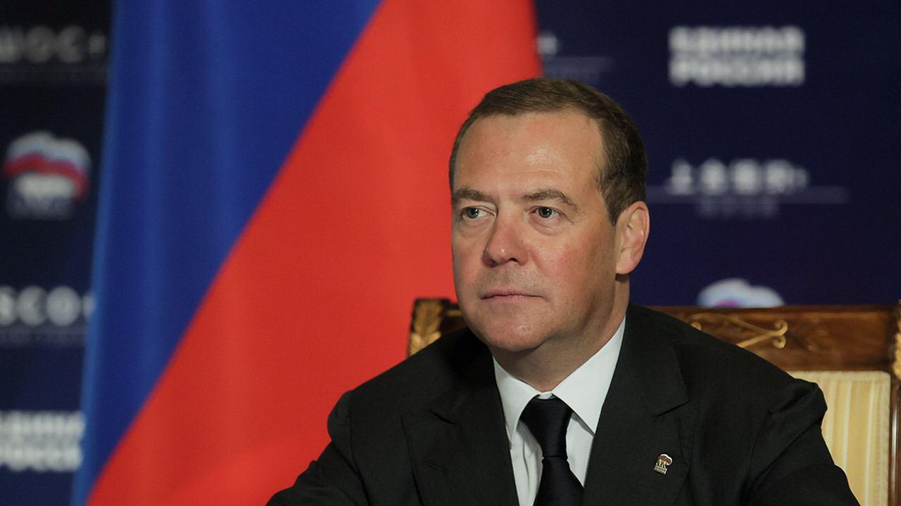 Russlands Ex-Präsident Medwedew - der Bauchredner Putins: Ein russischer Beamter mit einer nicht allzu subtilen Botschaft seines Chefs