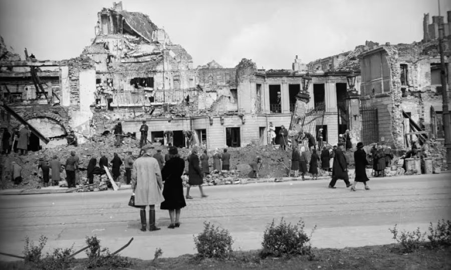 Aus den Trümmern wieder auferstanden: Architekten erwarten Lehren aus dem Wiederaufbau von Warschau für die Ukraine Aus den Trümmern wieder auferstanden: Architekten erwarten Lehren aus dem Wiederaufbau von Warschau für die Ukraine