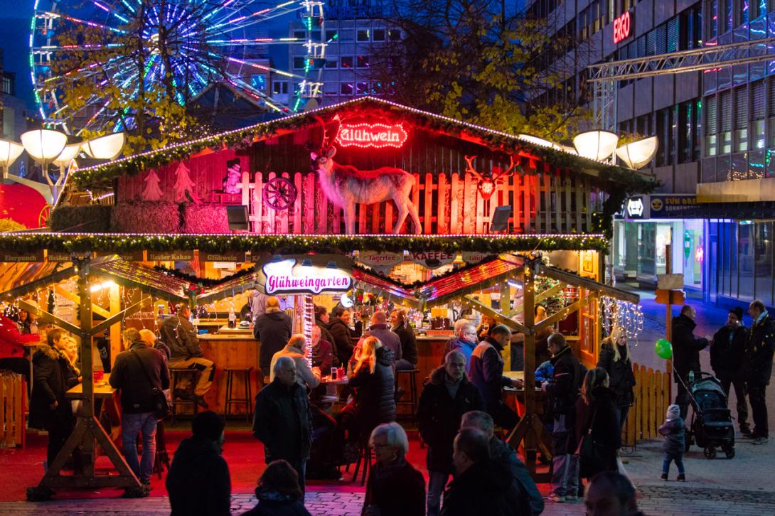 Menschen strömen nach Corona wieder auf die Christkindlmärkte