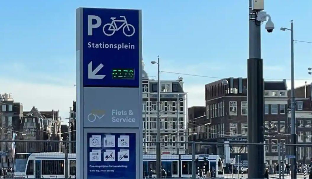 Fahrradgarage unter Wasser löst die Lagerprobleme des Amsterdamer Hauptbahnhof