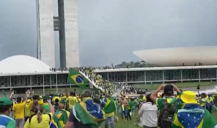 Anhänger des ehemaligen brasilianischen Präsidenten Bolsonaro stürmen Kongressgebäude