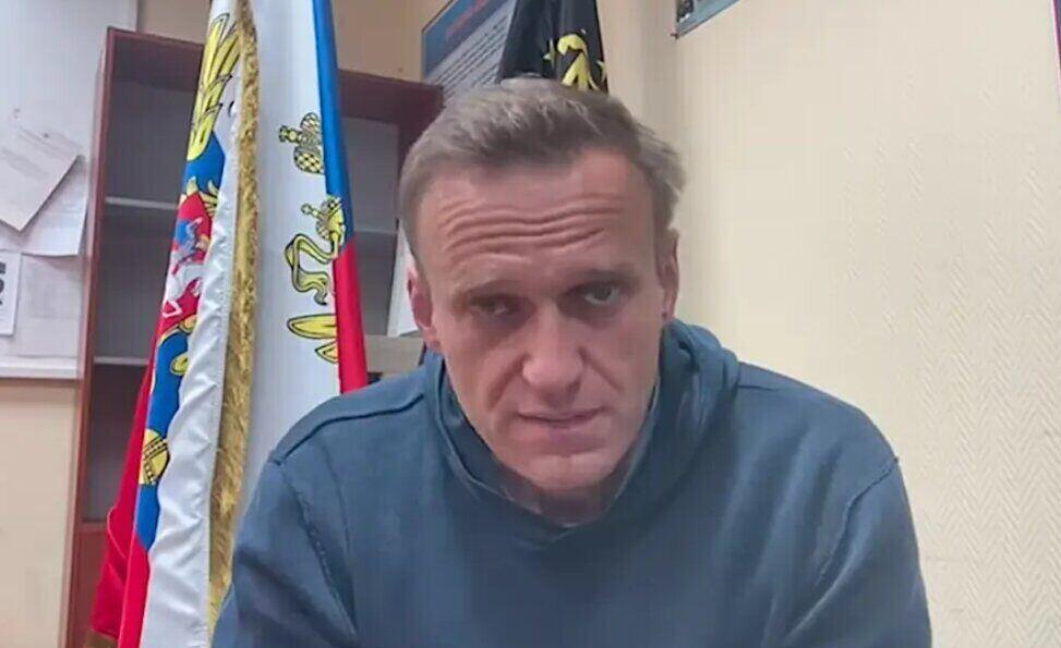 Ein trotzige Nawalny der sich Putins Krieg in der Ukraine vom Gefängnis aus widersetzt