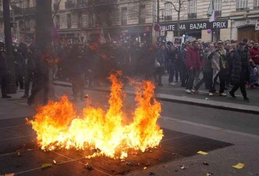 Fast 1 Million Franzosen protestieren am 4. Tag gegen Reform des Rentensystems