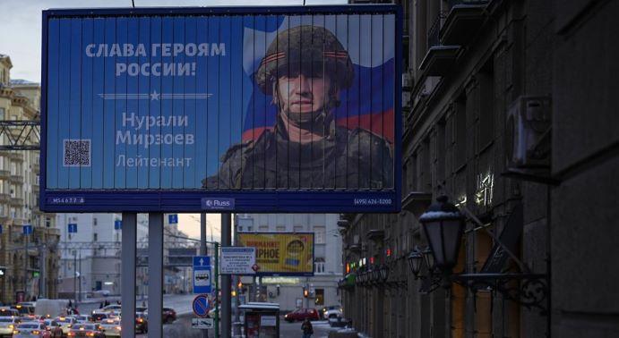 Russlands Kriegsjahr: Kritiker zum Schweigen bringen, Säuberungen und eine Nationalismus-Welle