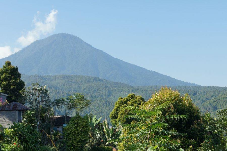 Indonesien: Russischer Tourist soll abgeschoben werden weil er nackt auf dem heiligen Berg Agung posiert hat