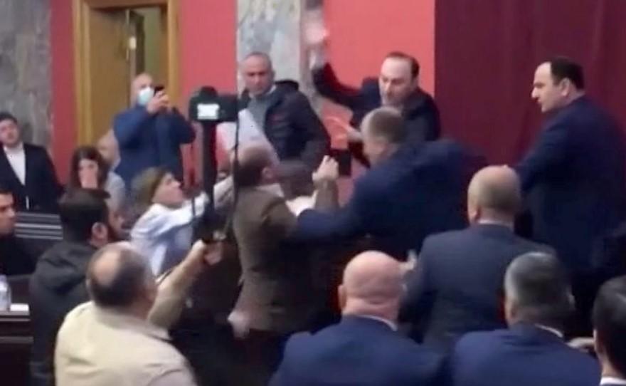 Georgien gegen neues Presse-Gesetz: Tausende protestieren auf der Strasse und Schlägerei im Parlament
