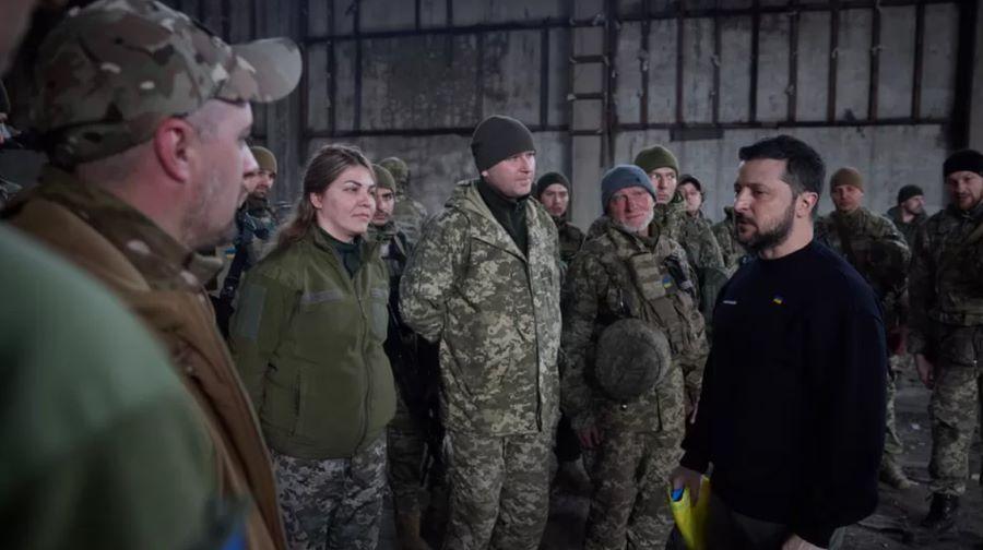 Ukraine-Krieg: Präsident Selenskyj besucht die zerstörte Frontstadt Bachmut