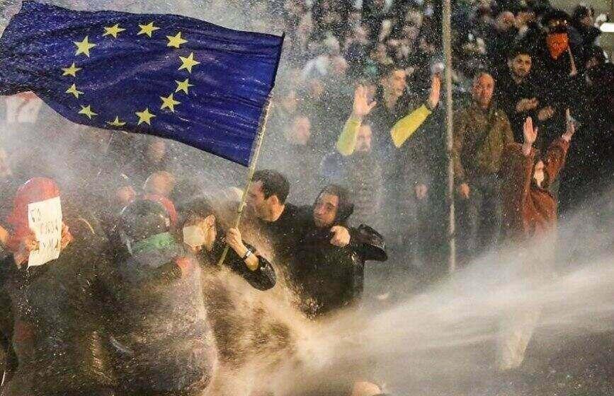 Georgiens Regierungspartei wendet sich Moskau zu aber nicht sein Volk