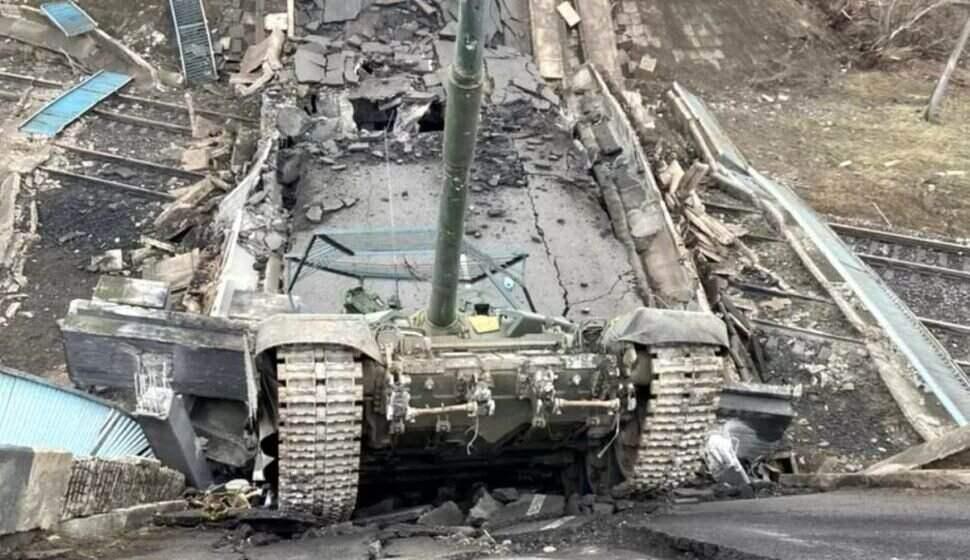 Ukrainer verteidigen Bachmut mit Panzern die von einer russischen Eliteeinheit erbeutet wurden