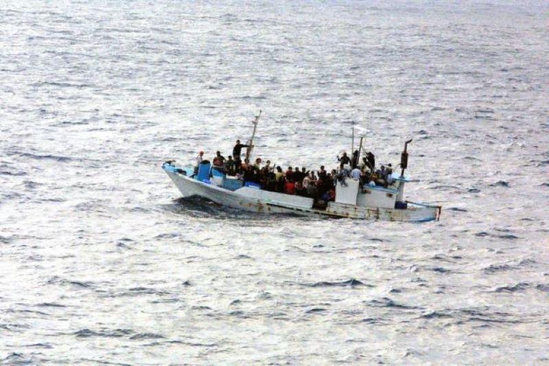 Italiens rechtsgerichtete Regierung geht hart gegen Migranten vor die seine Küsten erreichen