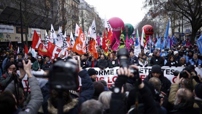 Rentenproteste in Frankreich erhöhen die Spannungen zwischen Polizei und Demonstranten