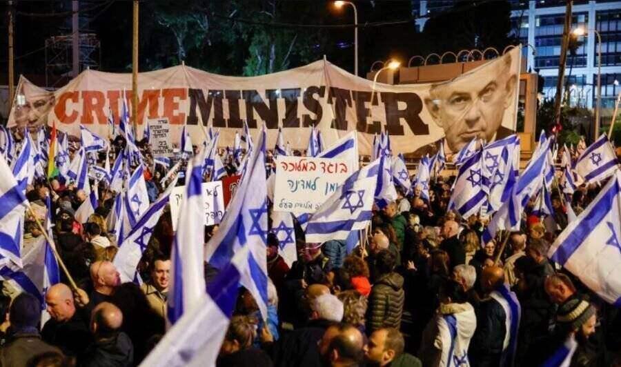 In Israel demonstrieren erneut Zehntausende gegen die von der Regierung vorerst verschobene Justizreform