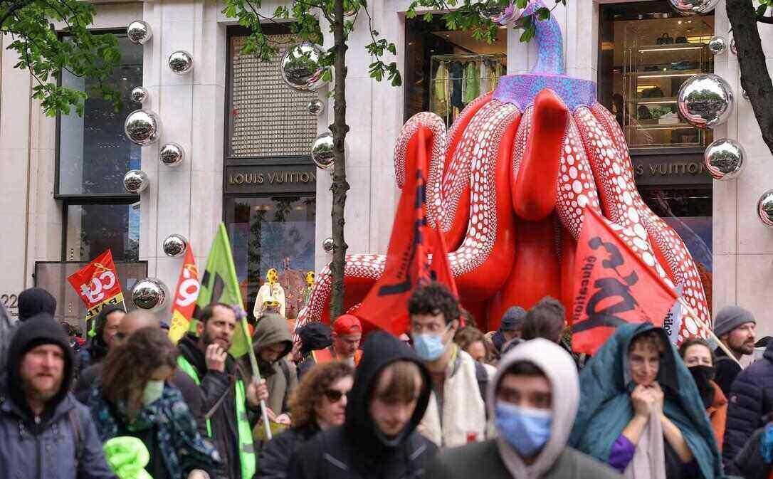 Französische Demonstranten gegen die Rentenreform stürmen das Hauptquartier des Luxusgiganten Louis Vuitton