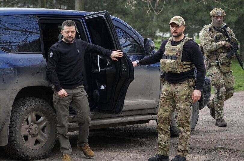 Präsident Selenskyj stattet der Front in der Ostukraine einen Besuch ab