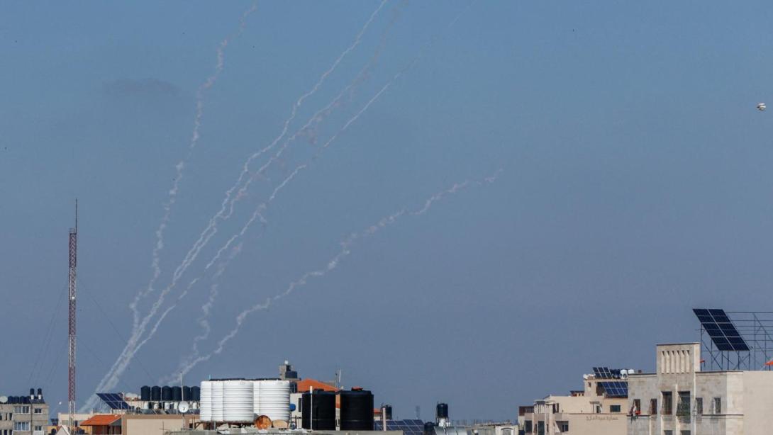 Militante im Gazastreifen feuern nach erneuten israelischen Luftangriffen Raketen auf Israel
