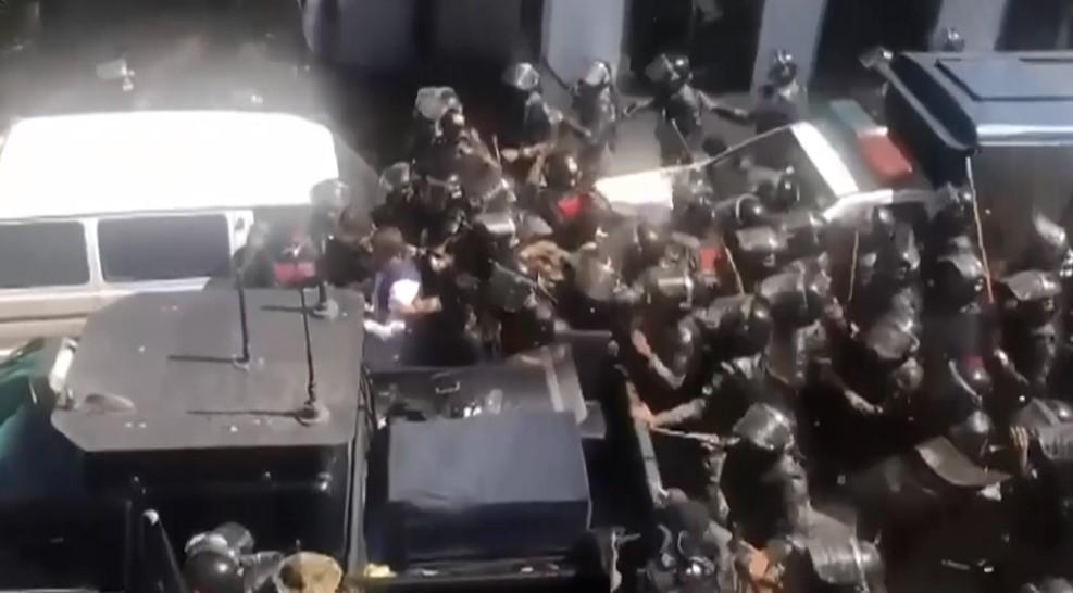 Pakistan: Armee nach durch Verhaftung von Imran Khan ausgelösten Unruhen im ganzen Land im Einsatz