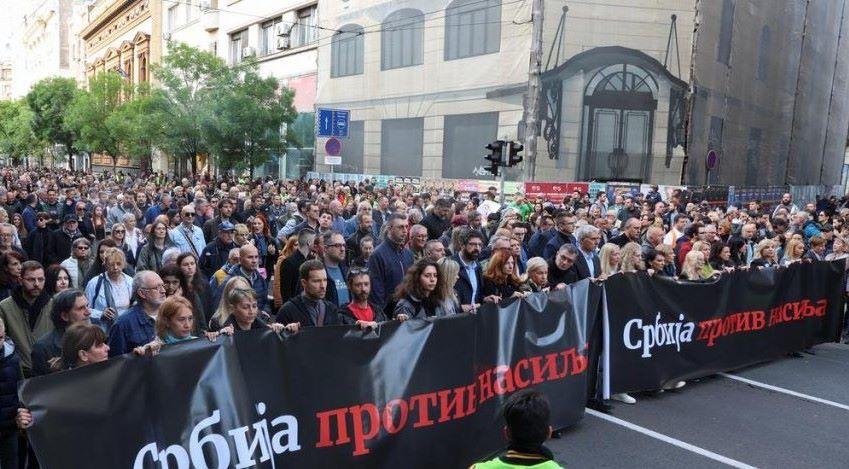 Zehntausende protestieren nach Amokläufen in Belgrad