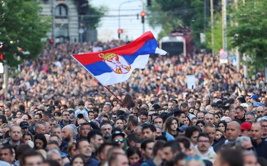 Schießereien in Serbien: Zehntausende schließen sich Protesten gegen Regierung an
