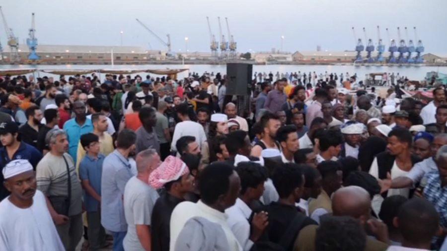 Sudan-Krise: Chaos im Hafen während viele befürchten das es keinen mehr Ausweg gibt
