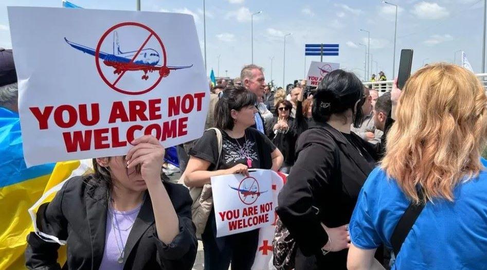 Neue Beziehung zu Russland: Demonstrationen an Georgiens Flughafen als russische Flüge erneut in Tiflis landen