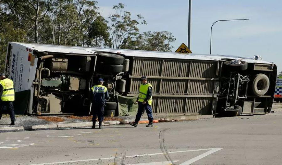 Bei einem Unfall eines Busses mit Hochzeitsgästen in Australien sind zehn Menschen ums Leben gekommen