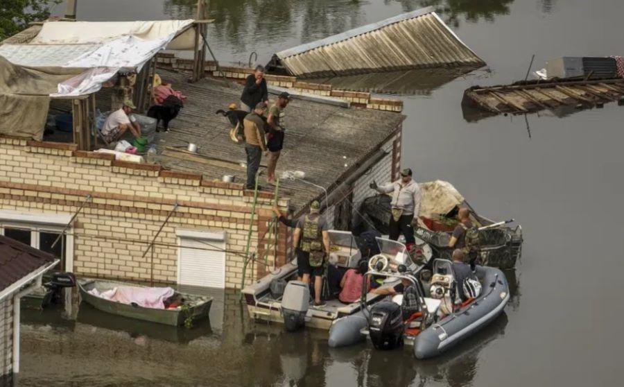 Retter trotzen Scharfschützen um Ukrainer aus den von Russland besetzten Überschwemmungsgebieten zu retten