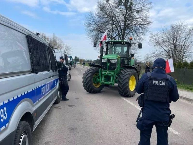 Marktverzerrungen durch günstige Agrarimporte: Polnische Bauern blockieren Grenzübergang zur Ukraine