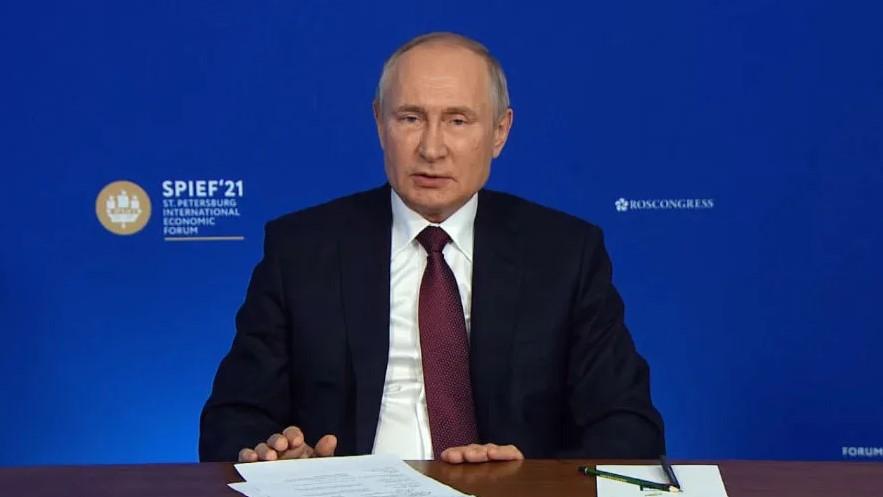 Westliche Firmen boykottieren das "russische Davos": Bei Putins Rede sind die beliebtesten Plätze im hinteren Teil des Raumes