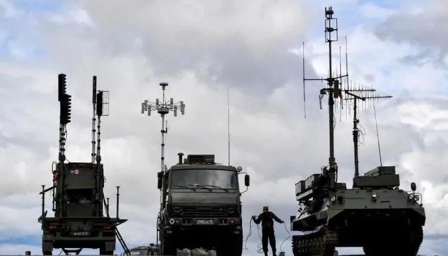 Von GPS-gesteuerten Bomben bis hin zur elektronischen Kriegsführung verbessert Russland seine Waffen in der Ukraine