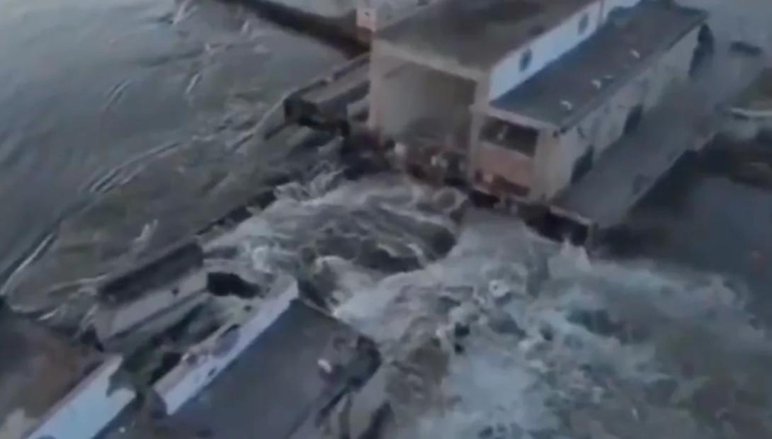 Russische Soldaten werden bei Bruch des Nowaja-Chakowka-Staudamms von den Fluten weggeschwemmt