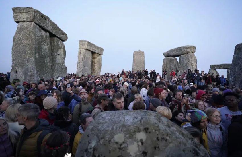 Geweihe und Kostüme: Stonehenge begrüßt 8.000 Besucher zur Sommersonnenwende