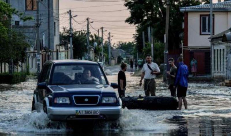 Russische Streitkräfte schießen nach dem Einsturz des Staudamms in überschwemmten Gebieten auf Rettungskräfte