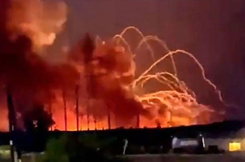 Ukrainische Streitkräfte zerstören russisches Munitionsdepot nahe der Hafenstadt Henitschesk