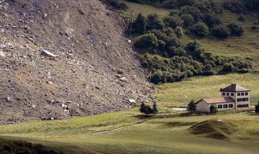 Massiver Steinschlag stoppt kurz vor dem evakuierten schweizer Dorf Brienz