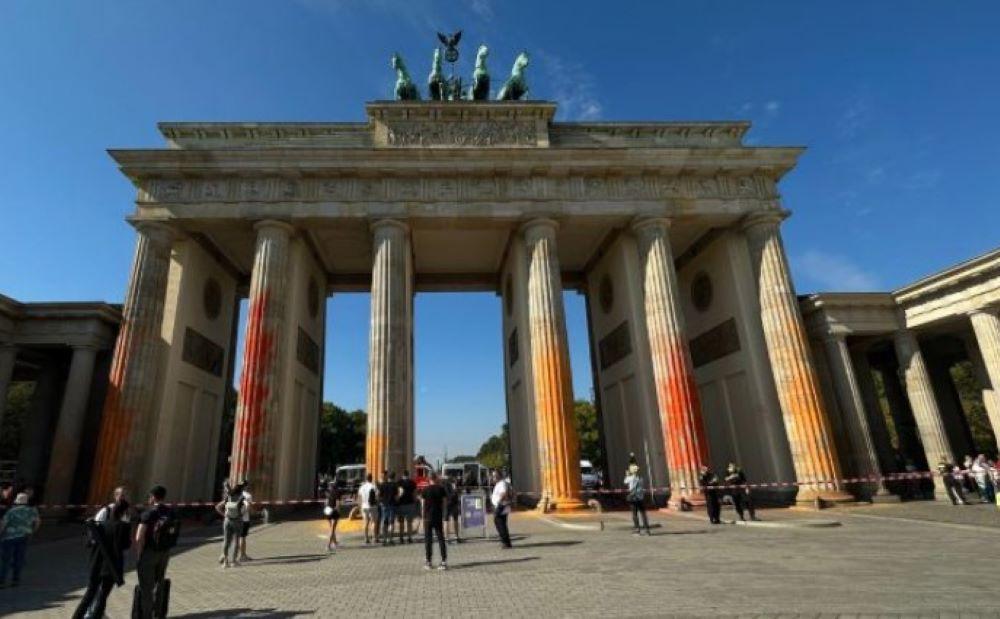 Symbol der Freiheit verunstaltet - Letzte Generation sprüht Brandenburger Tor mit oranger Farbe an