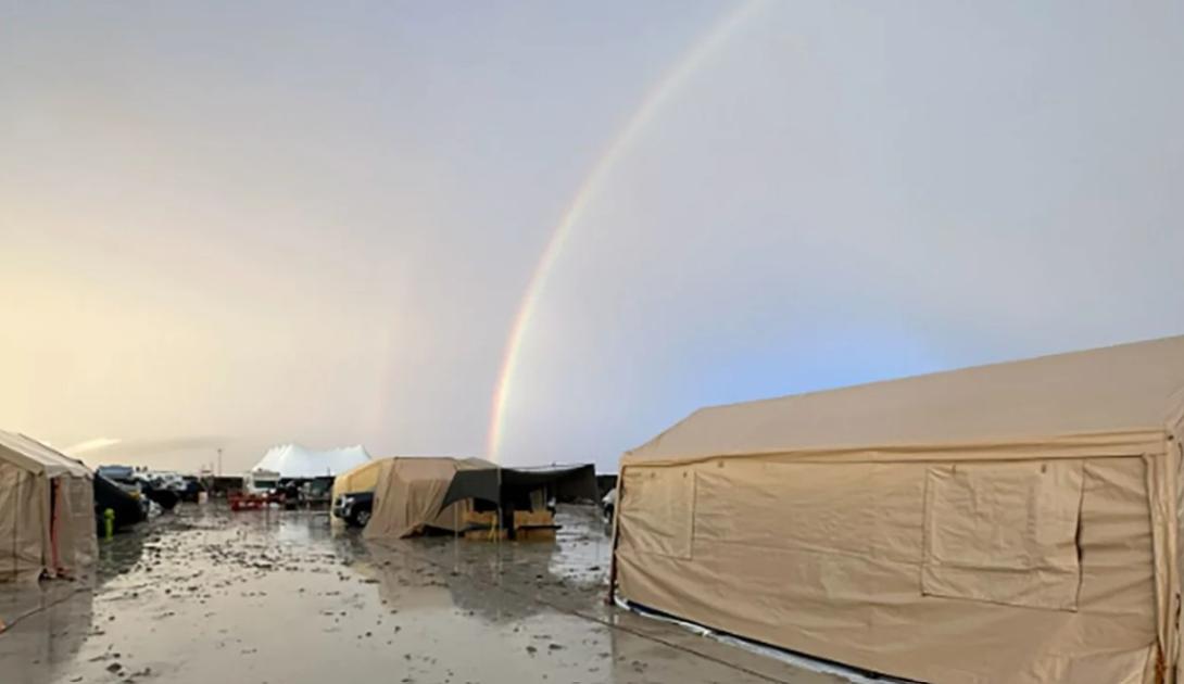 70.000 Festivalbesucher sitzen bei Burning Man-Festival nach Regenfällen in der Wüste von Nevada fest