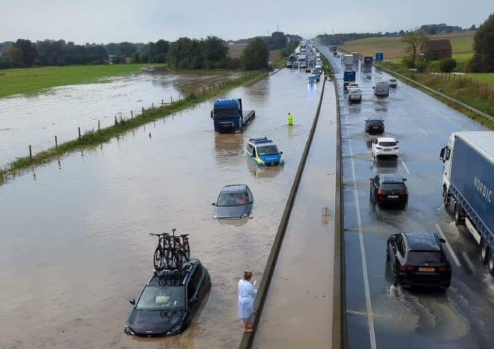 NRW mit Regenchaos auf der A2: Autos versinken in den Fluten