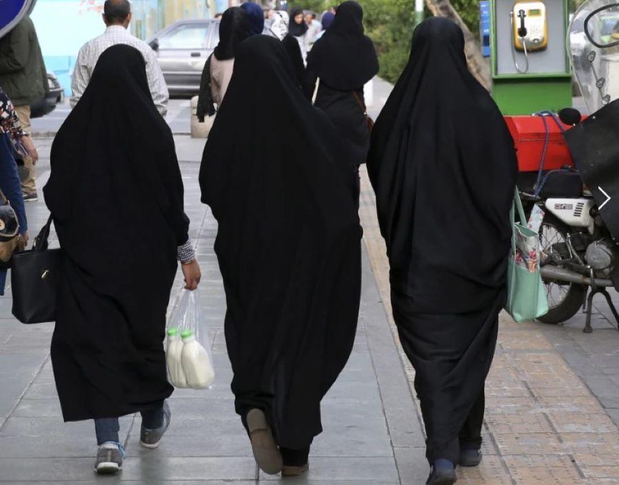 Ein Jahr nach den Unruhen im Iran tritt der Hijab wegen der wirtschaftlichen Probleme in den Hintergrund