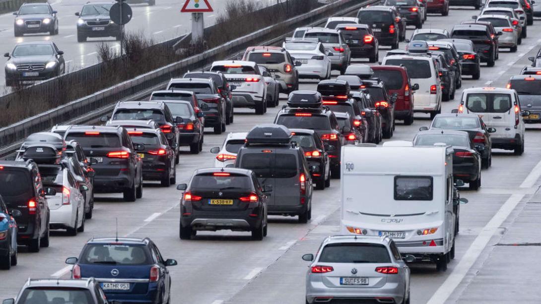 Gesamt-Wartezeit zwölf Jahre - Staus auf während der Ferienzeit summierten sich auf 217 003 Kilometer