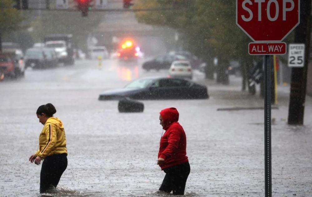 Außergewöhnlich starker Regen hat Teile der amerikanischen Ostküstenmetropole New York lahmgelegt