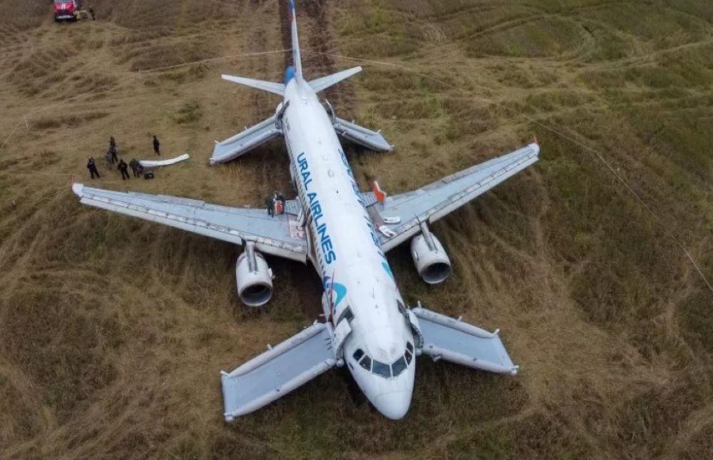 Russisches Verkehrsflugzeug muss nach Hydraulikausfall im Maisfeld notlanden