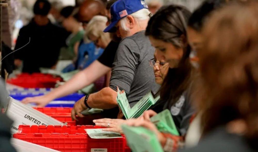 USA: Mehr als ein Dutzend Personen wegen Bedrohung von Wahlhelfern angeklagt USA: Mehr als ein Dutzend Personen wegen Bedrohung von Wahlhelfern angeklagt