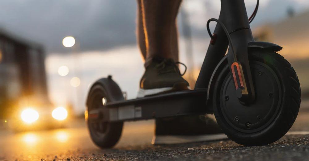 Leih-Scooter stehen oft im Weg: Mehrheit der Erwachsenen in Deutschland stehen Scootern negativ gegenüber