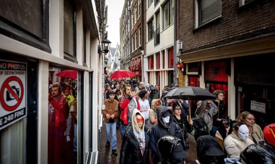 Amsterdamer Sexarbeiterinnen protestieren gegen den Plan das Rotlichtviertel zu verlegen Amsterdamer Sexarbeiterinnen protestieren gegen den Plan das Rotlichtviertel zu verlegen