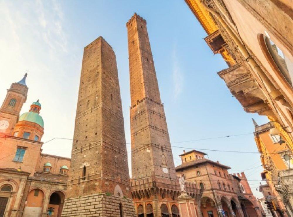 Bologna sperrt den "schiefen Turm" ab, weil befürchtet wird, dass er zu weit geneigt ist