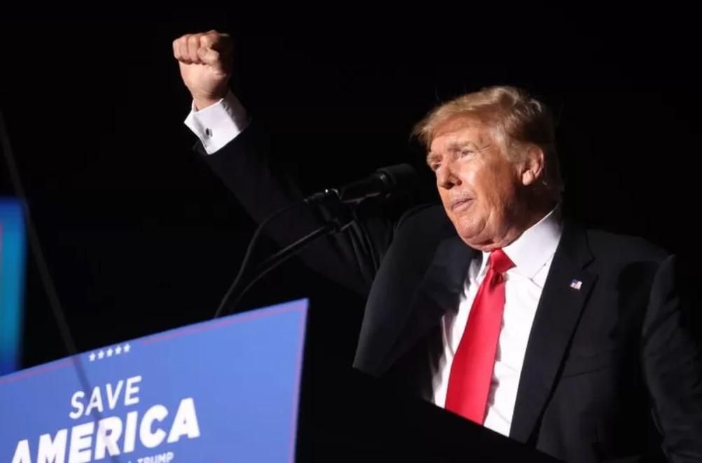 Präsident Joe Biden hob das Verbot in seiner ersten Amtswoche im Jahr 2021 auf. Biden "war stolz darauf, das abscheuliche, unamerikanische Reiseverbot für Muslim seines Vorgängers aufzuheben" Trump will im Falle einer Wiederwahl das "Reiseverbot" für Muslime einzuführen