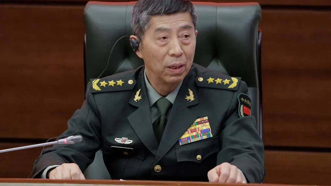 Mehrere westliche Medien hatten wenige Wochen danach über Gründe für sein Verschwinden spekuliert China setzt lange aus der Öffentlichkeit verschwundenen Verteidigungsminister Li Shangfu ab