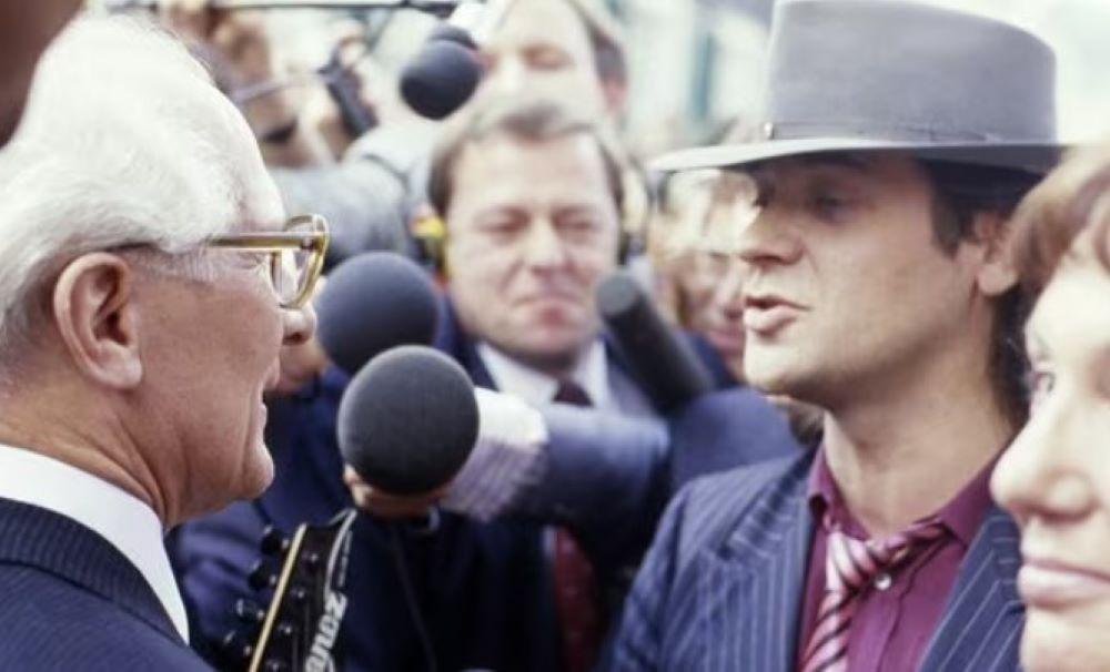DDR-Staatssicherheit ist über den "mittelmäßigen Schlagersänger aus der BRD" wenig amüsiert Für die Stasi ein mittelmäßiger BRD-Schlagersänger - Vor 40 Jahren rockt Udo Lindenberg die DDR
