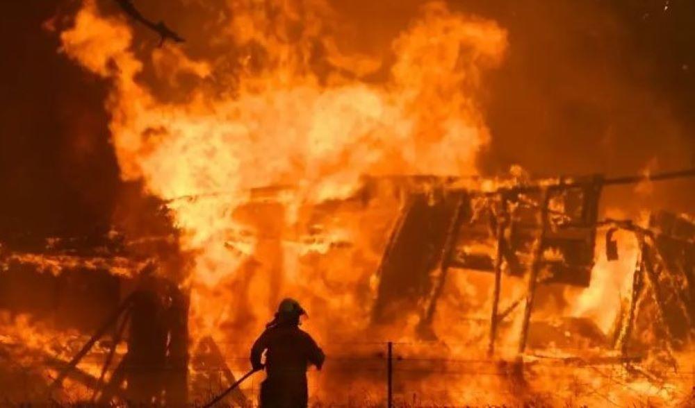 Wütender Waldbrand in Ostaustralien fordert Todesopfer und zerstört mehr als 50 Häuser