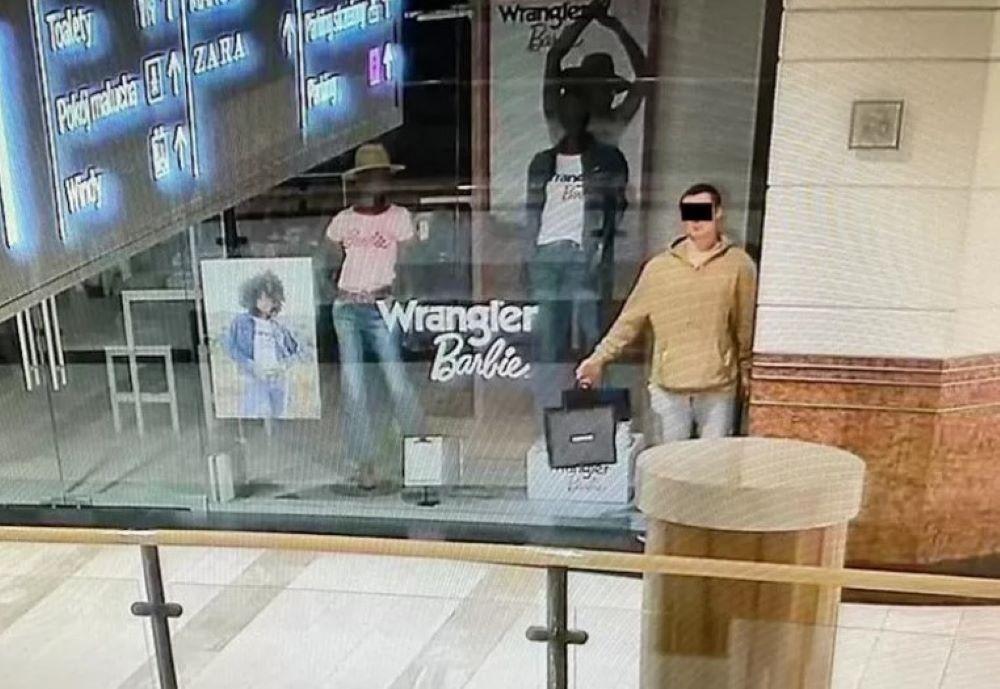 "Schaufensterpuppe" nach Ladeneinbruch in Warschau festgenommen "Schaufensterpuppe" nach Ladeneinbruch in Warschau festgenommen